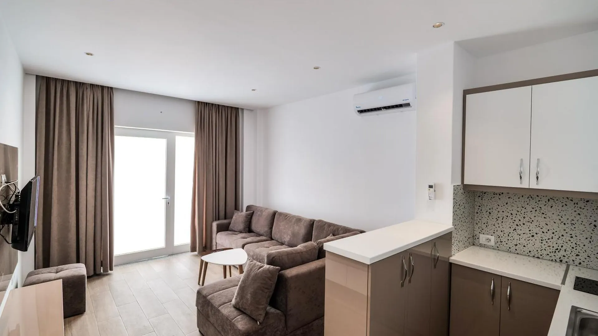 Ajlina Apartments 卡萨米尔 0*,